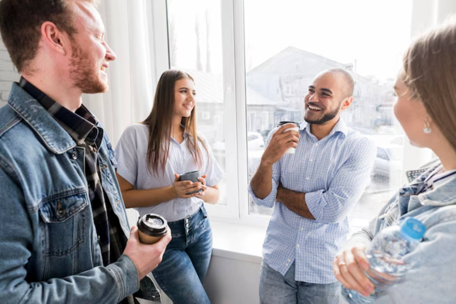 personnes discutent au cafe